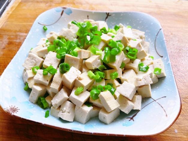 小葱拌豆腐一清二白，小葱拌豆腐一清二白是俗语吗？