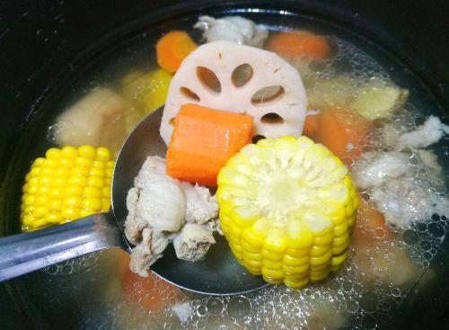 胡萝卜排骨汤的做法，莲藕淮山玉米胡萝卜排骨汤的做法？