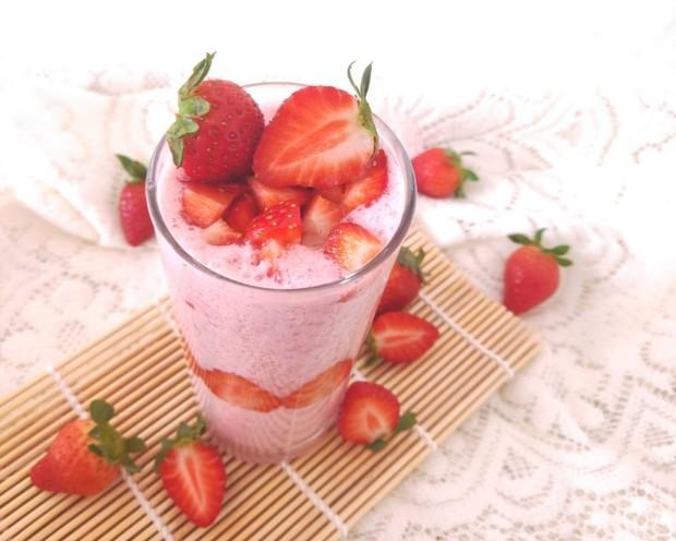 草莓牛奶冰，草莓牛奶冰怎么做！