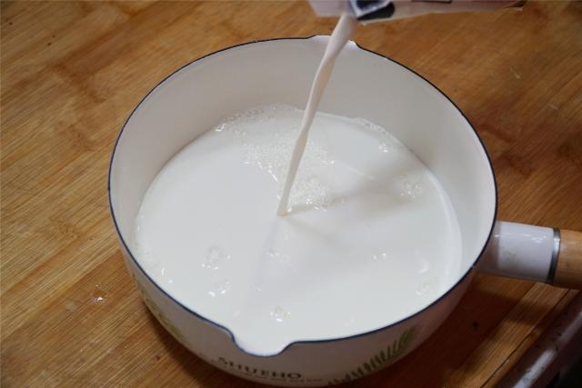 煮牛奶加糖？煮牛奶加糖是煮熟了加还是先加减？